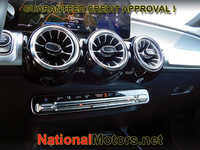 Mercedes-Benz GLB Vehicle Full-screen Gallery Image 22