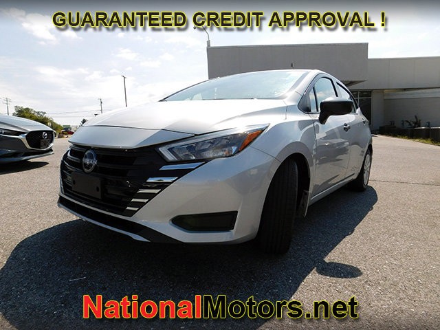 Nissan Versa Vehicle Full-screen Gallery Image 04