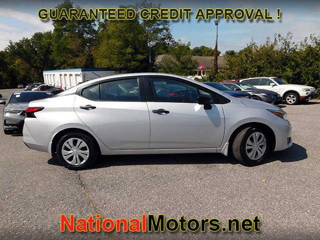 Nissan Versa Vehicle Full-screen Gallery Image 05