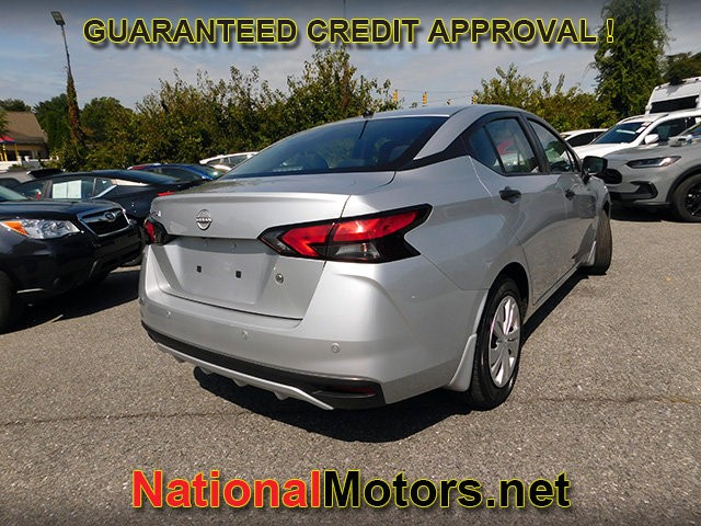 Nissan Versa Vehicle Full-screen Gallery Image 06