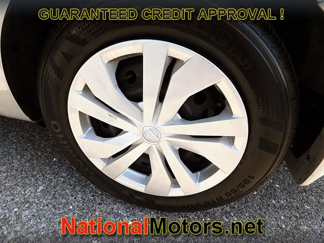 Nissan Versa Vehicle Full-screen Gallery Image 09