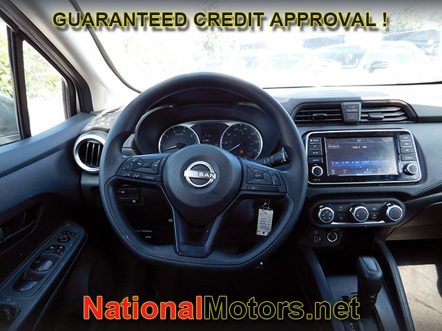 Nissan Versa Vehicle Full-screen Gallery Image 11
