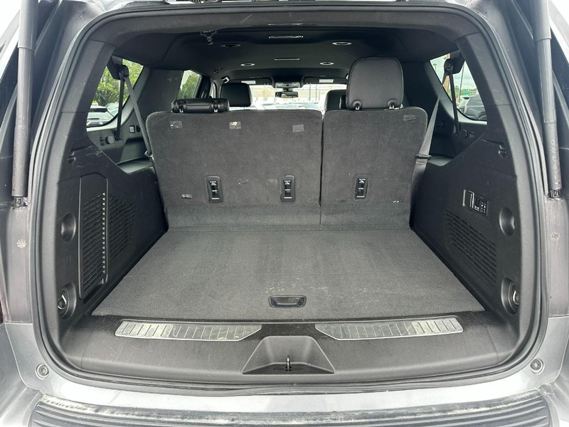 GMC Yukon XL Vehicle Full-screen Gallery Image 05