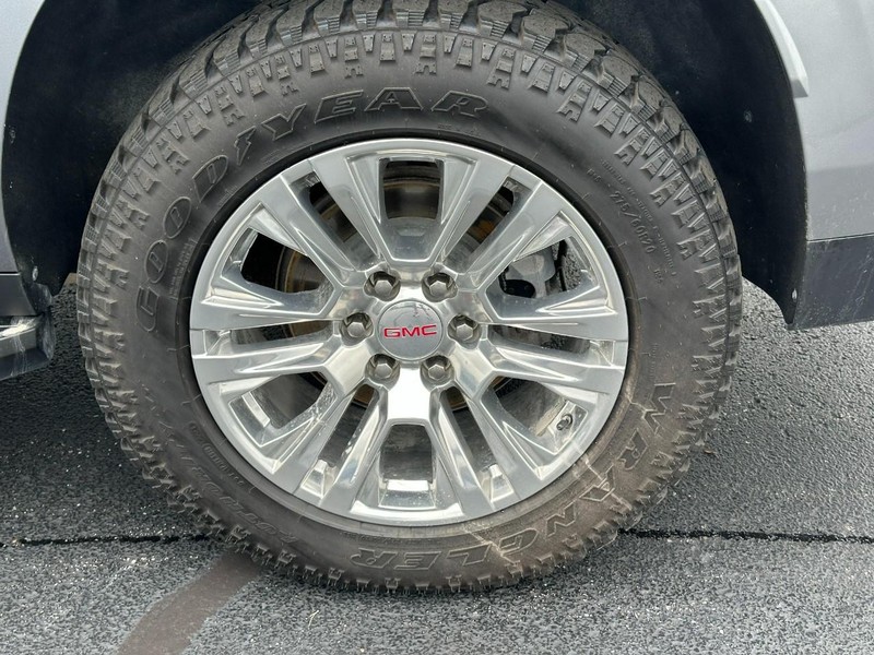 GMC Yukon XL Vehicle Full-screen Gallery Image 06