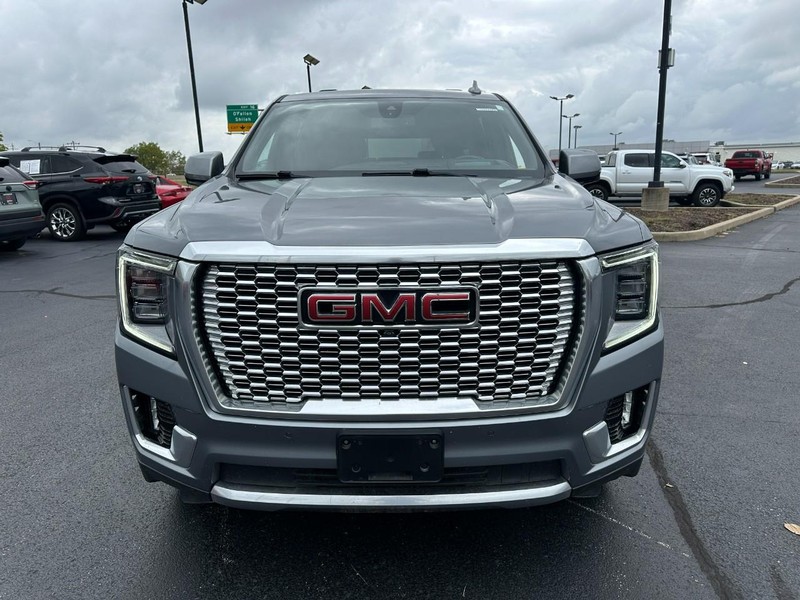 GMC Yukon XL Vehicle Full-screen Gallery Image 09