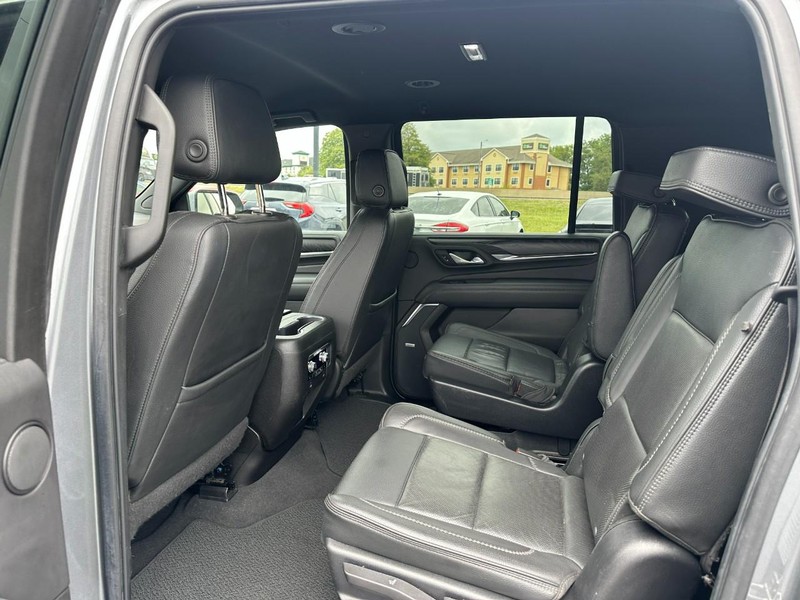 GMC Yukon XL Vehicle Full-screen Gallery Image 11