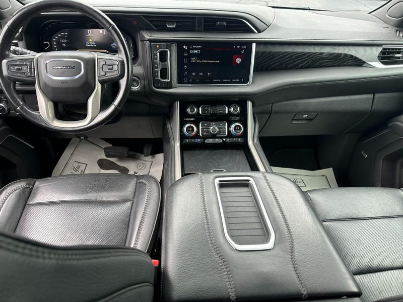 GMC Yukon XL Vehicle Full-screen Gallery Image 12