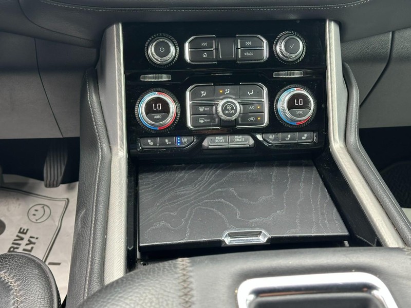 GMC Yukon XL Vehicle Full-screen Gallery Image 15