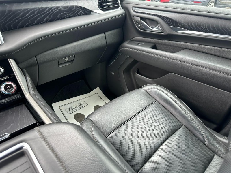 GMC Yukon XL Vehicle Full-screen Gallery Image 16