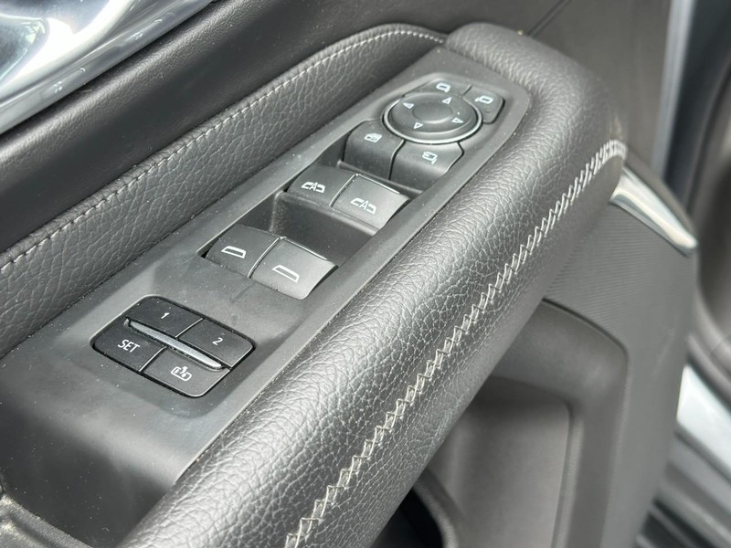 GMC Yukon XL Vehicle Full-screen Gallery Image 17