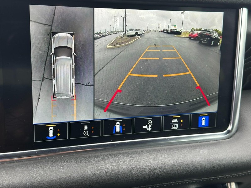 GMC Yukon XL Vehicle Full-screen Gallery Image 24