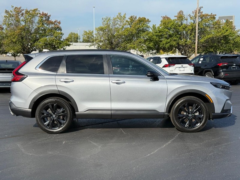 Honda CR-V Hybrid Vehicle Full-screen Gallery Image 02