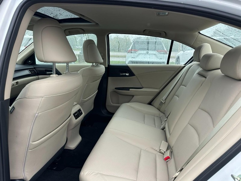 Honda Accord Sedan Vehicle Full-screen Gallery Image 09