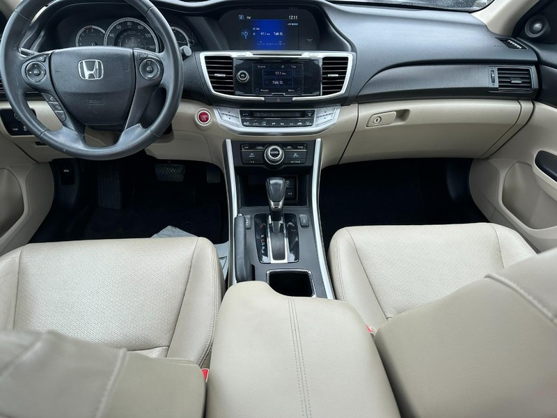 Honda Accord Sedan Vehicle Full-screen Gallery Image 11