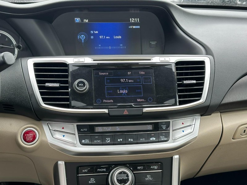 Honda Accord Sedan Vehicle Full-screen Gallery Image 13