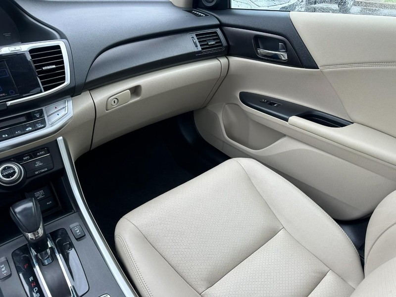 Honda Accord Sedan Vehicle Full-screen Gallery Image 15