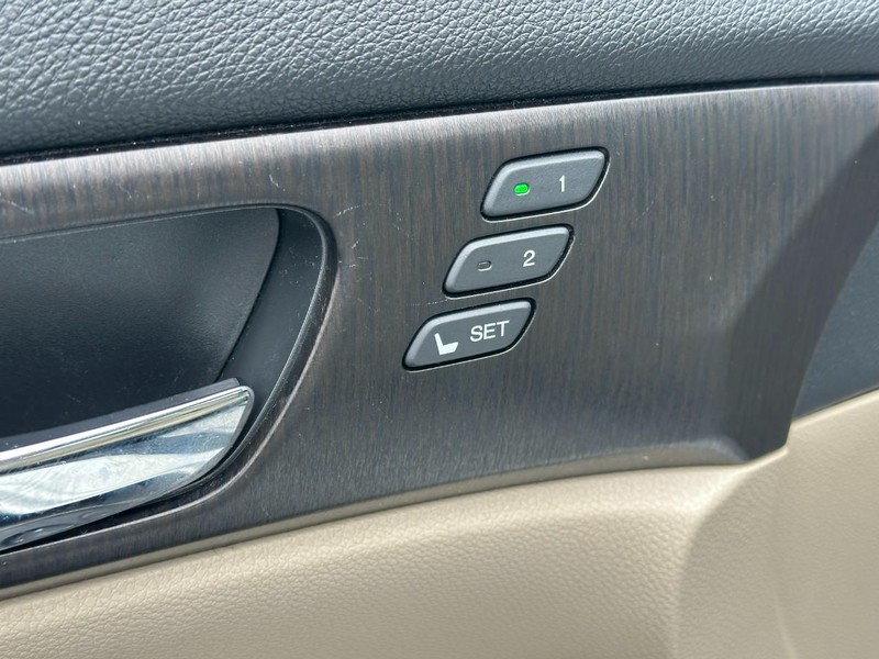 Honda Accord Sedan Vehicle Full-screen Gallery Image 16