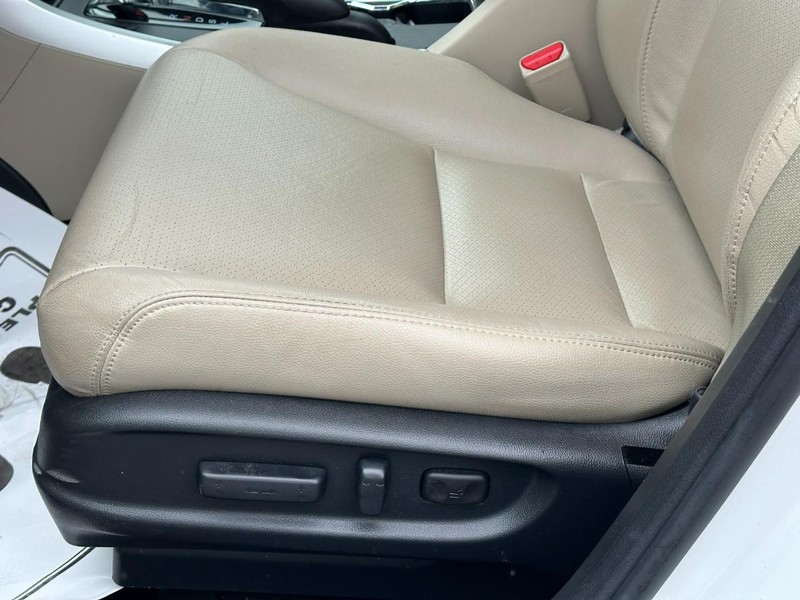 Honda Accord Sedan Vehicle Full-screen Gallery Image 17