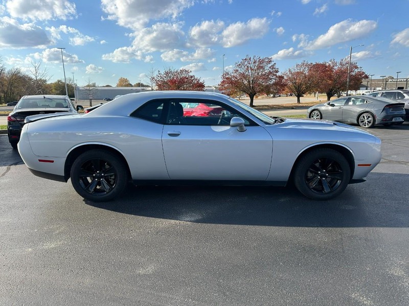Dodge Challenger Vehicle Full-screen Gallery Image 02