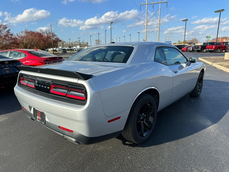 Dodge Challenger Vehicle Full-screen Gallery Image 03