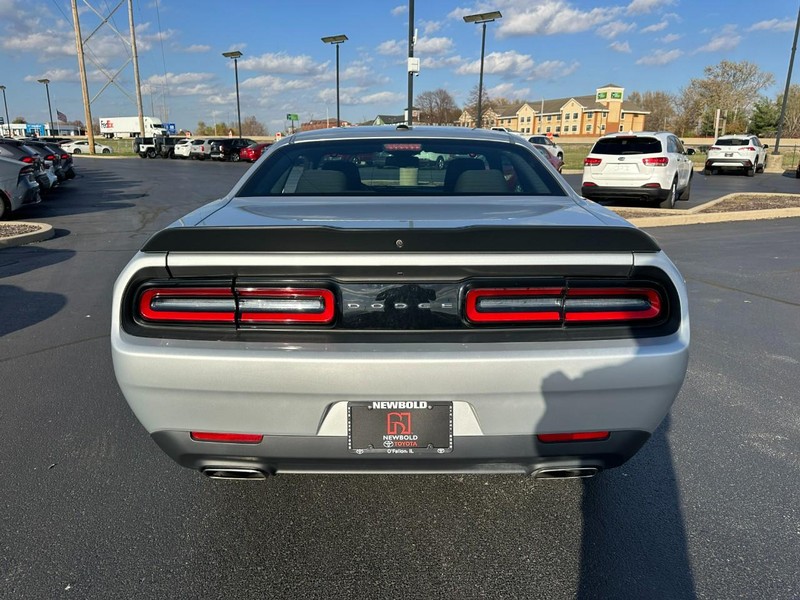 Dodge Challenger Vehicle Full-screen Gallery Image 04