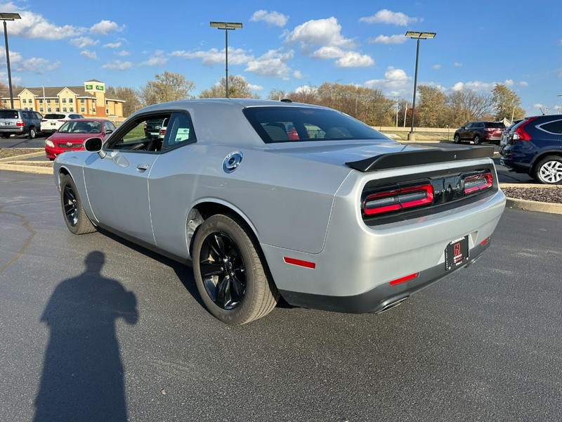 Dodge Challenger Vehicle Full-screen Gallery Image 06