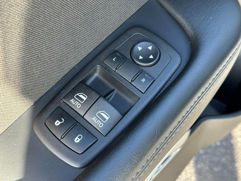 Dodge Challenger Vehicle Full-screen Gallery Image 13