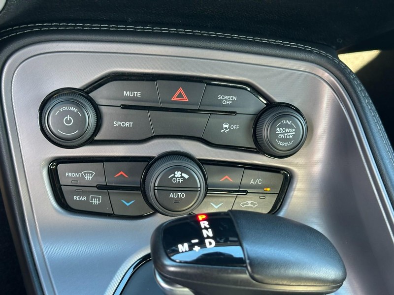 Dodge Challenger Vehicle Full-screen Gallery Image 19