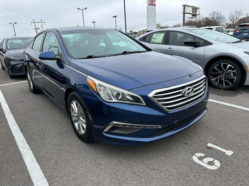 Hyundai Sonata Vehicle Full-screen Gallery Image 02