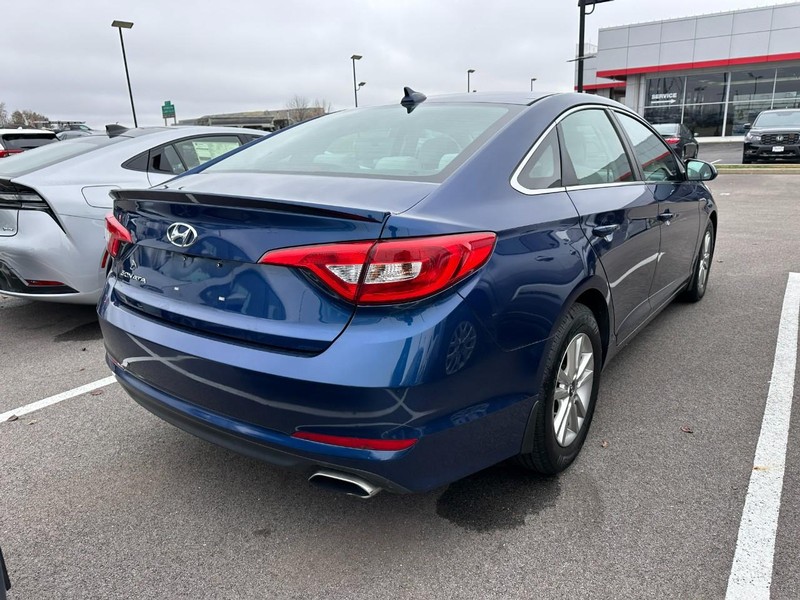 Hyundai Sonata Vehicle Full-screen Gallery Image 03