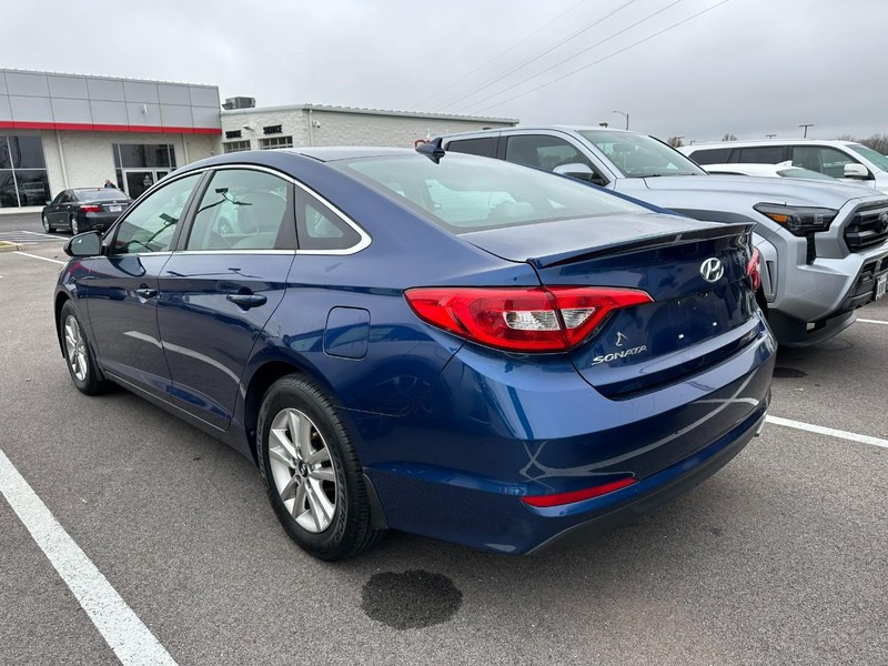 Hyundai Sonata Vehicle Full-screen Gallery Image 04