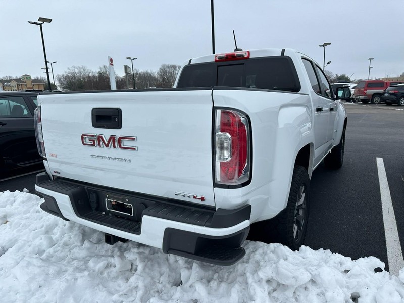 GMC Canyon Vehicle Full-screen Gallery Image 04