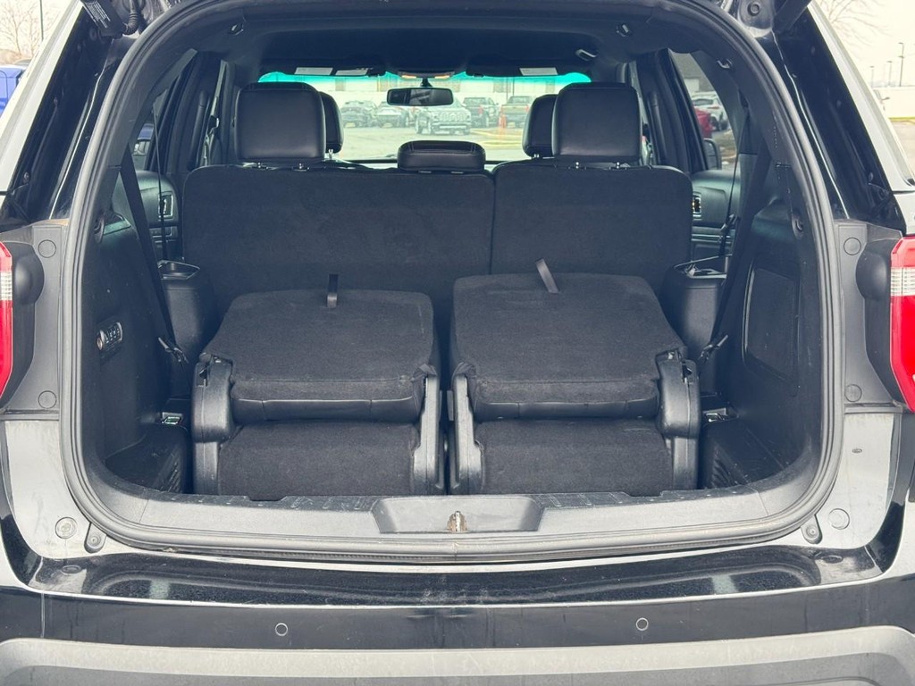 Ford Explorer Vehicle Full-screen Gallery Image 04