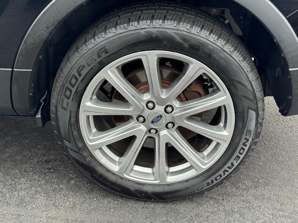 Ford Explorer Vehicle Full-screen Gallery Image 07