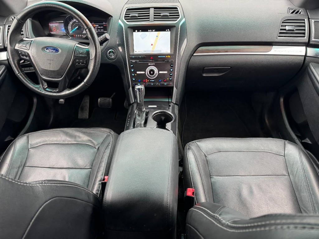 Ford Explorer Vehicle Full-screen Gallery Image 11