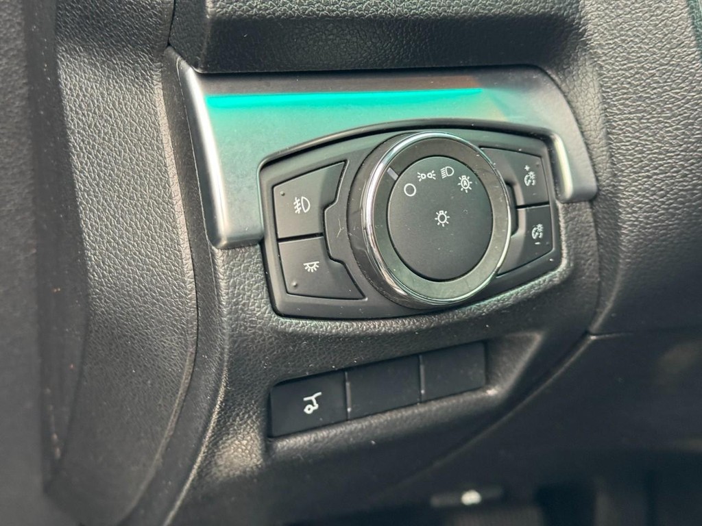 Ford Explorer Vehicle Full-screen Gallery Image 17