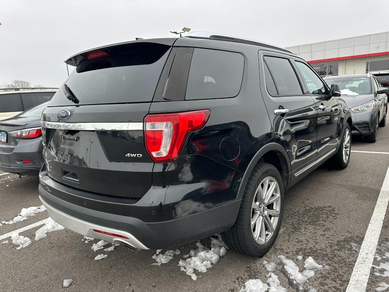 Ford Explorer Vehicle Full-screen Gallery Image 03