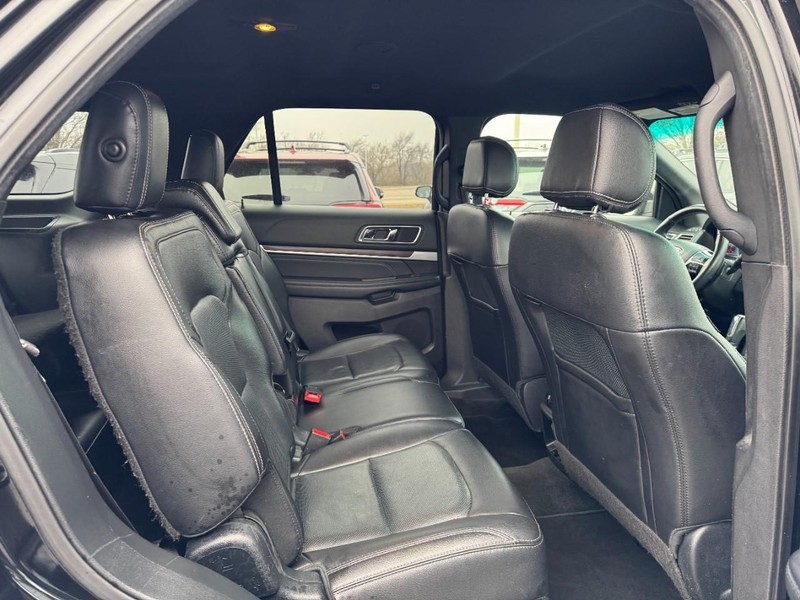 Ford Explorer Vehicle Full-screen Gallery Image 10