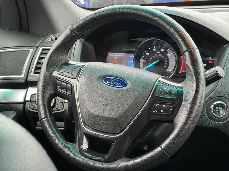 Ford Explorer Vehicle Full-screen Gallery Image 12