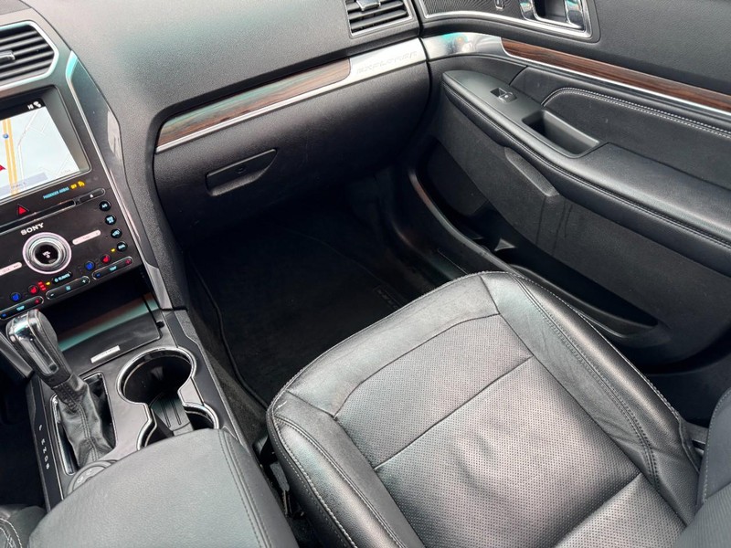 Ford Explorer Vehicle Full-screen Gallery Image 15