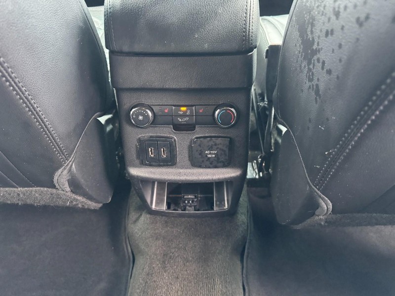 Ford Explorer Vehicle Full-screen Gallery Image 16