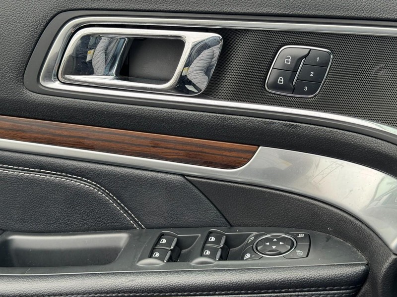 Ford Explorer Vehicle Full-screen Gallery Image 25