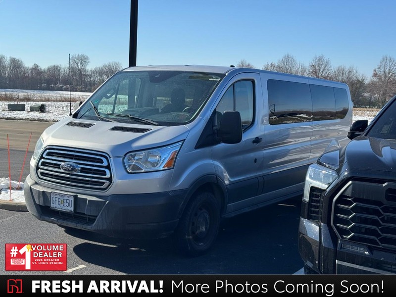 Ford Transit Wagon Vehicle Full-screen Gallery Image 01