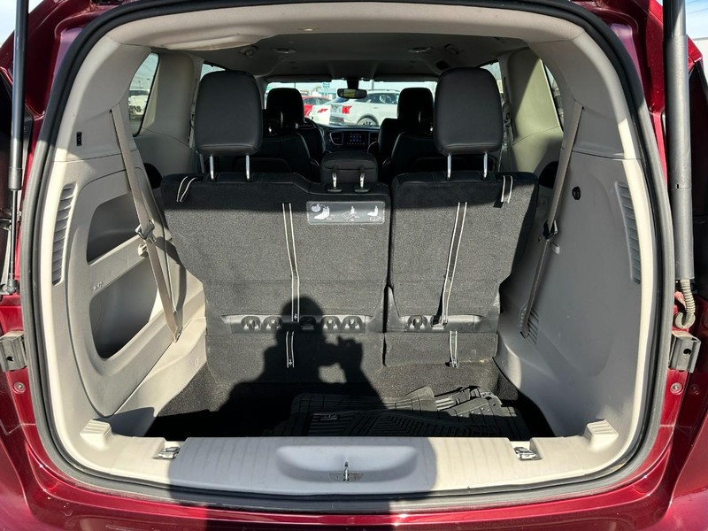 Chrysler Pacifica Vehicle Full-screen Gallery Image 05