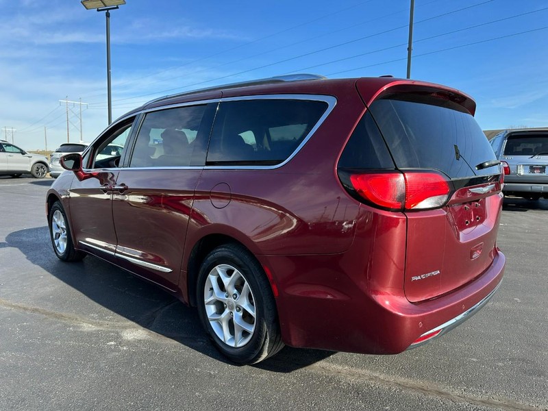 Chrysler Pacifica Vehicle Full-screen Gallery Image 07