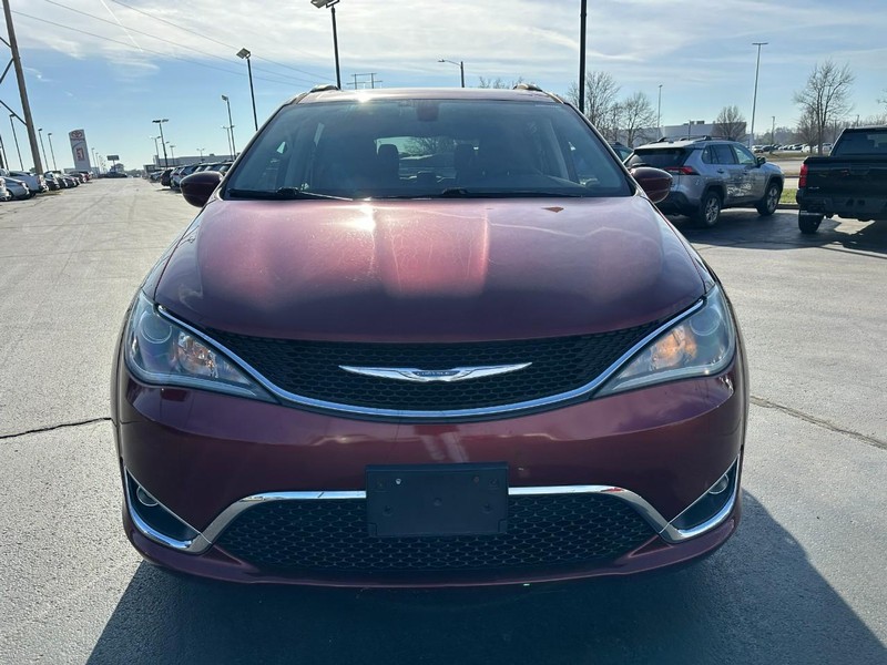 Chrysler Pacifica Vehicle Full-screen Gallery Image 09