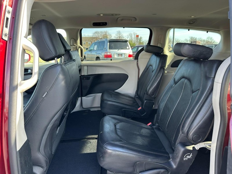 Chrysler Pacifica Vehicle Full-screen Gallery Image 10