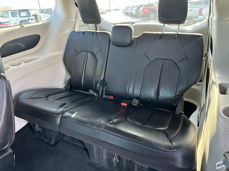 Chrysler Pacifica Vehicle Full-screen Gallery Image 11