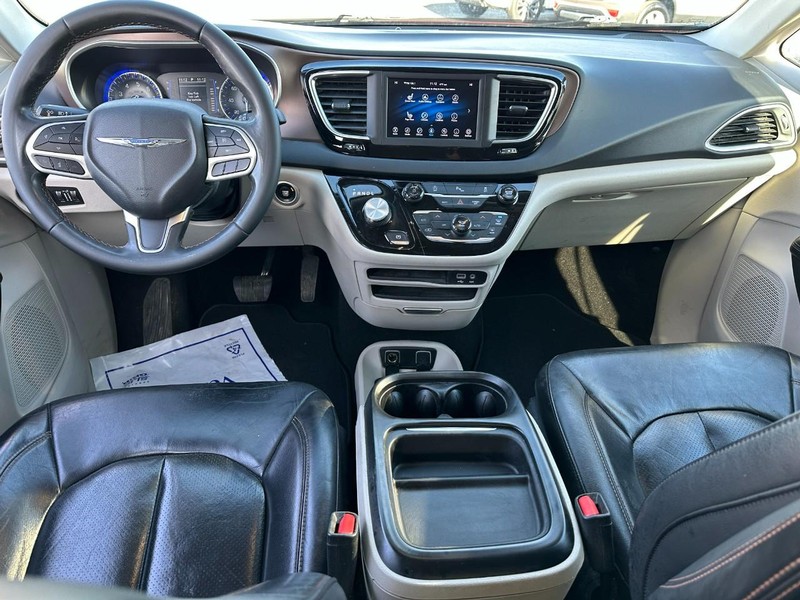 Chrysler Pacifica Vehicle Full-screen Gallery Image 12