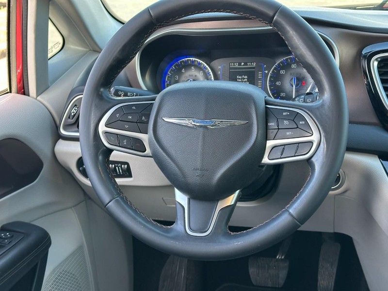 Chrysler Pacifica Vehicle Full-screen Gallery Image 13